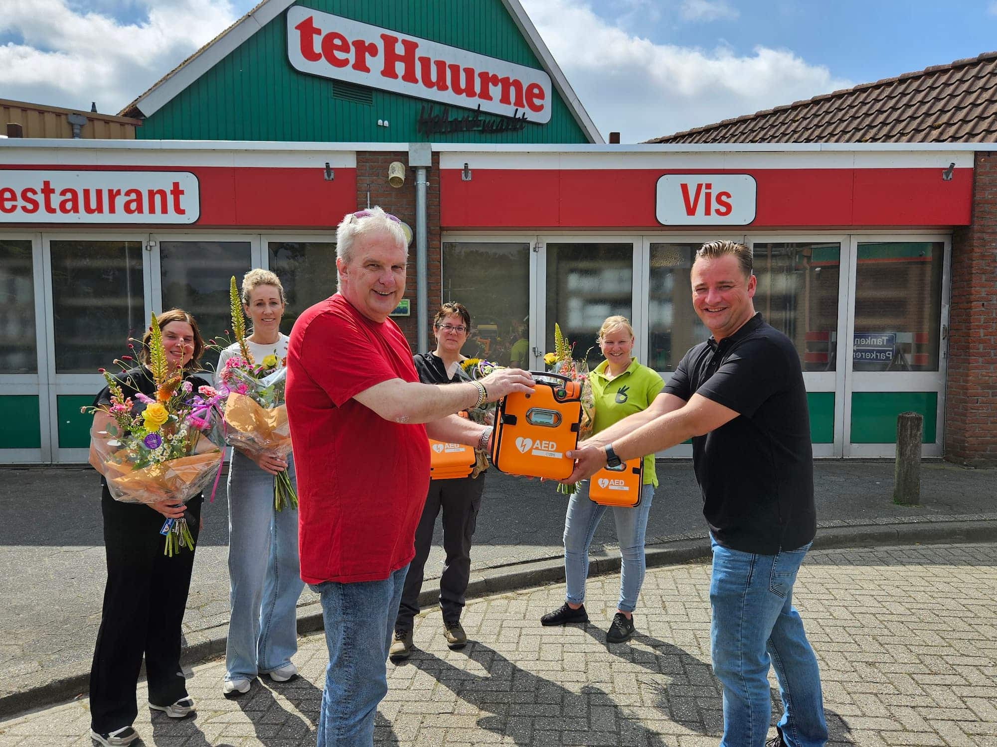 Overhanding AED door Henk Poort stichting Twente Hart Safe aan Jorik Rietman van Ter Huurne Hollandmarkt